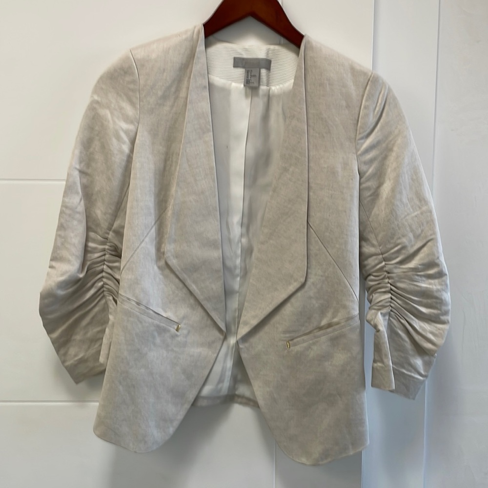 Women’s business casual jacket. Size 4 US. Excellent condition.